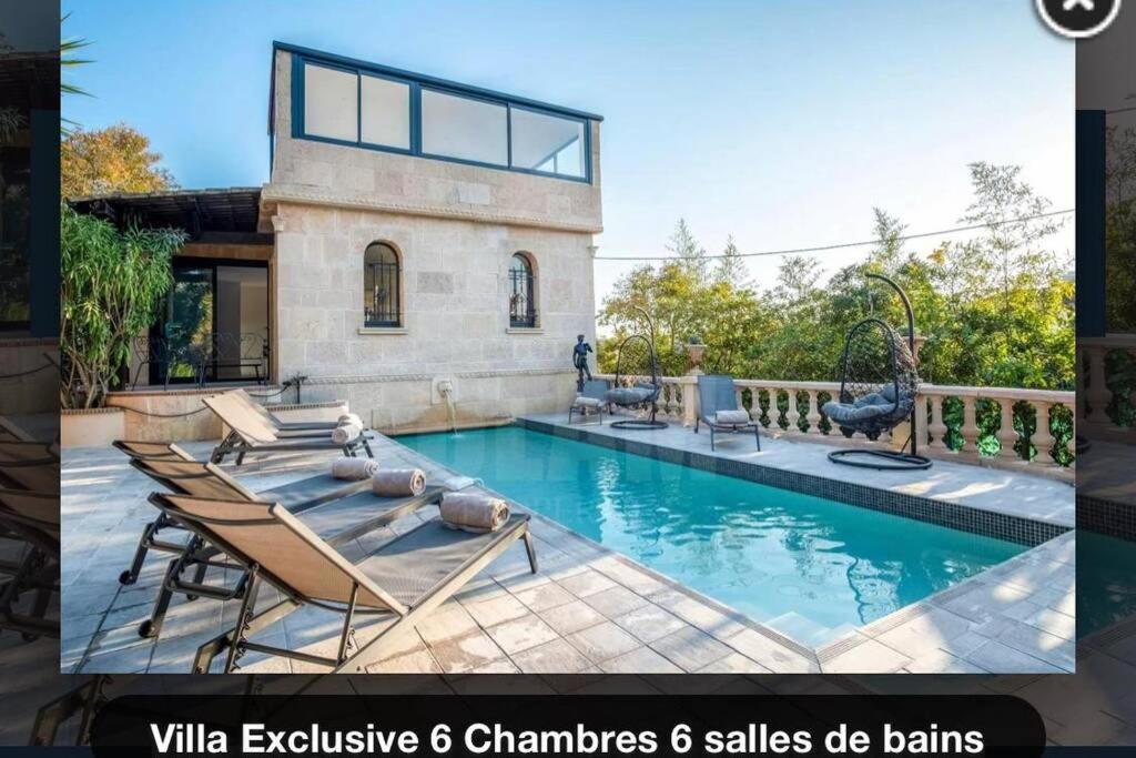 eine Villa mit einem Pool und einem Haus in der Unterkunft Villa Jaliel 250 m2 - 12 pers. plein coeur de Cannes in Cannes
