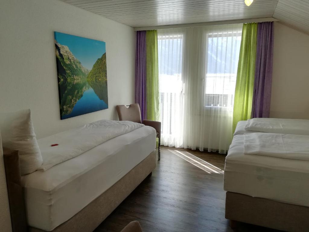 Postel nebo postele na pokoji v ubytování Hotel Rhodannenberg AG