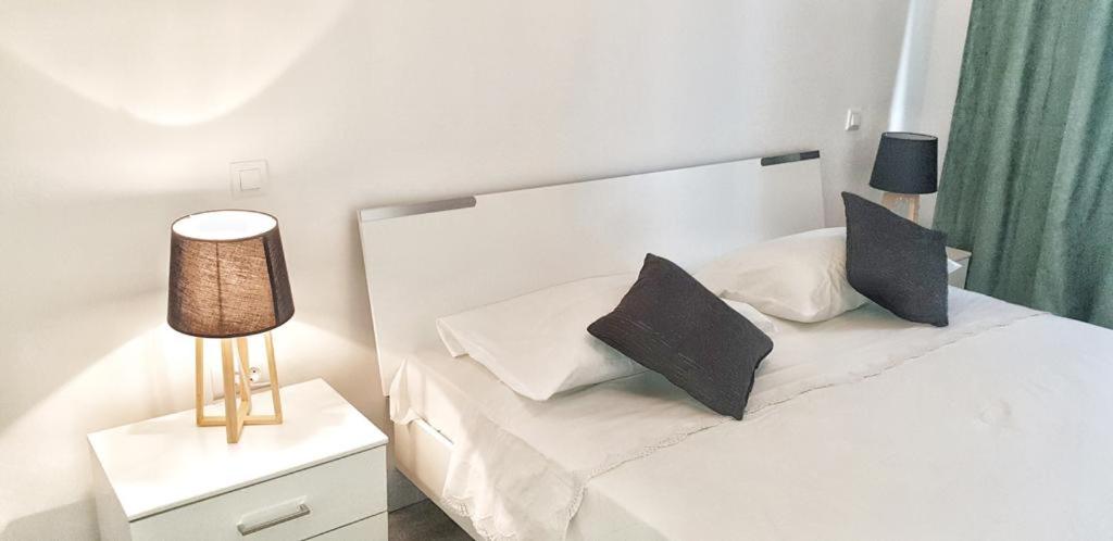 Een bed of bedden in een kamer bij Apartman MERI