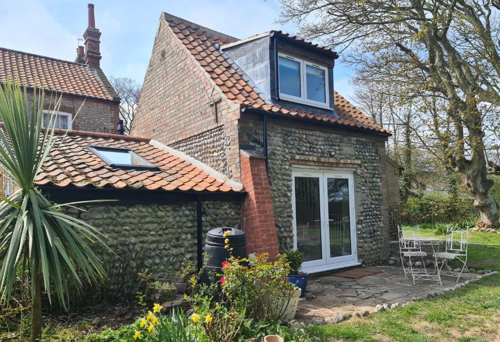 ein Cottage mit einem Fenster darüber in der Unterkunft Mill Cottage Overstrand in Overstrand