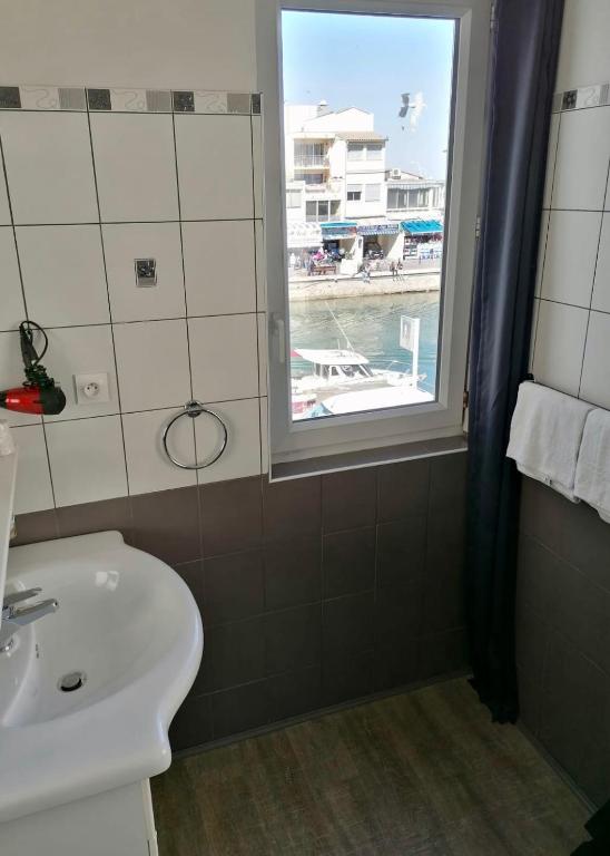 Koupelna v ubytování Hotel Le Petit Baigneur Palavas Plage