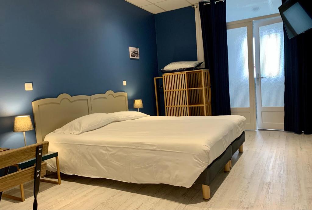 Postel nebo postele na pokoji v ubytování Hotel Le Petit Baigneur Palavas Plage