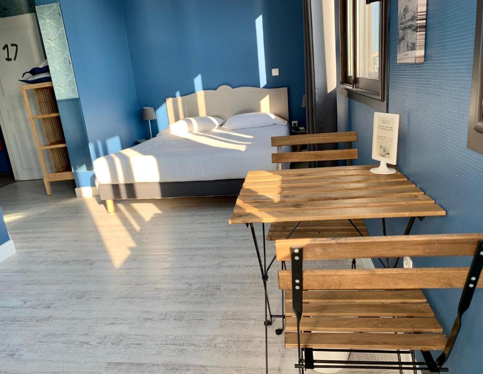 Postel nebo postele na pokoji v ubytování Hotel Le Petit Baigneur Palavas Plage
