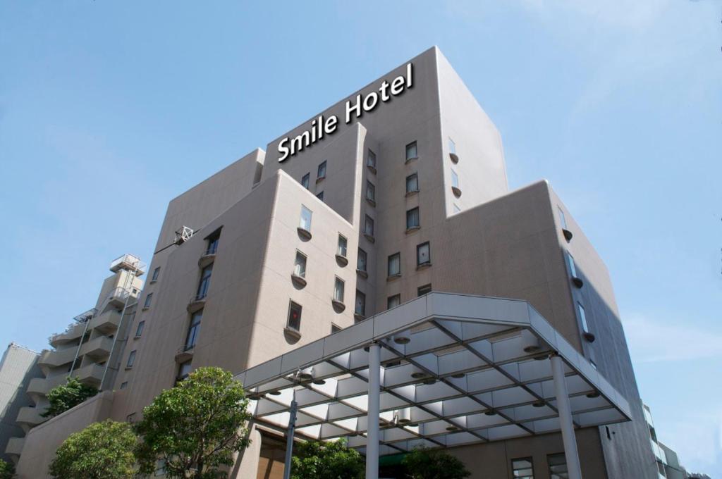 Un bâtiment avec un panneau en haut dans l'établissement Smile Hotel Tokyo Nishikasai, à Tokyo