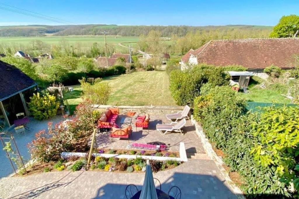 einen Luftblick auf einen Hinterhof mit einer Terrasse und einem Pool in der Unterkunft Gîte de La Tronchoyse entre vins et nature in Tronchoy