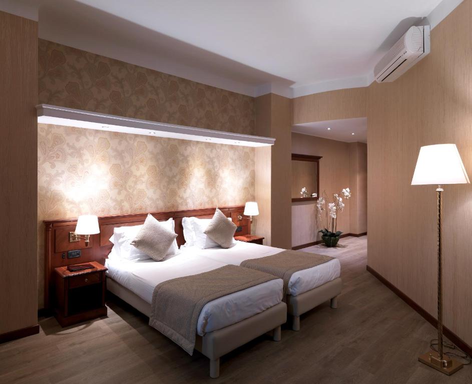 Postel nebo postele na pokoji v ubytování Windsor Hotel Milano