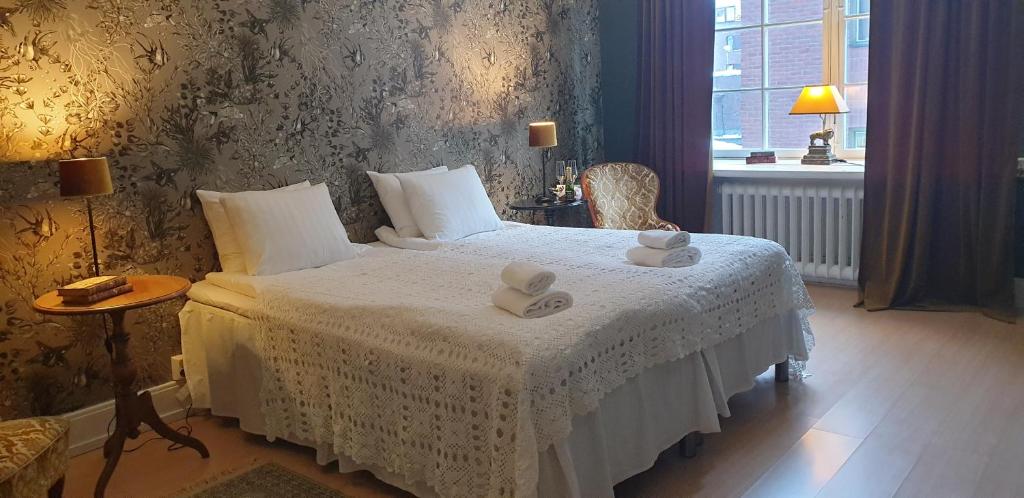 sypialnia z łóżkiem z dwoma ręcznikami w obiekcie Leopold Boutique Hotel w mieście Östersund