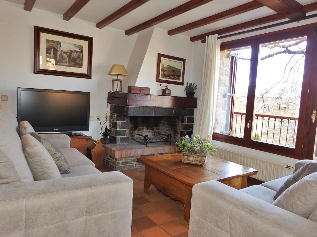 Televízia a/alebo spoločenská miestnosť v ubytovaní CASA UNIFAMILIAR 8 pax con jardín URTX - CERDANYA