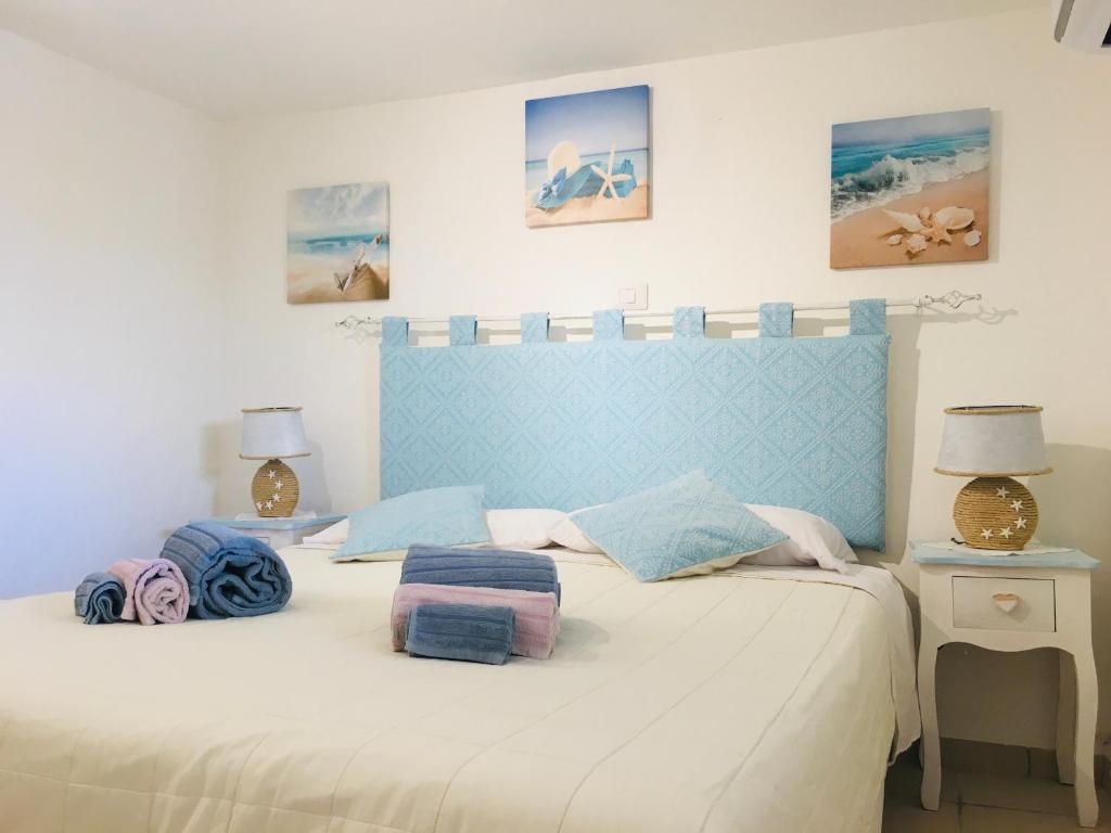A bed or beds in a room at Beach House Ilaria- Smeraldo Apt