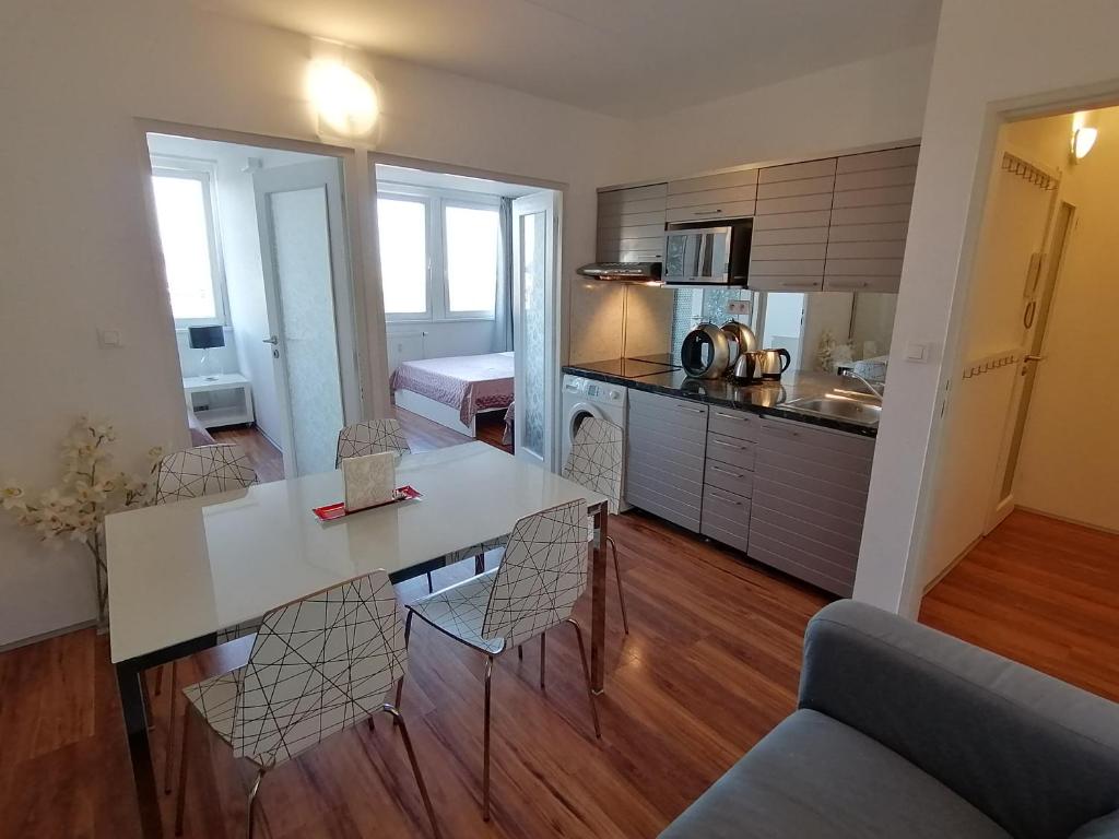 cocina y sala de estar con mesa y sillas en Golden Family Apartments, en Praga