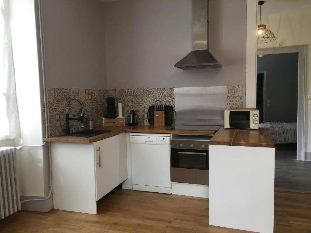 A kitchen or kitchenette at Appartement Alloix