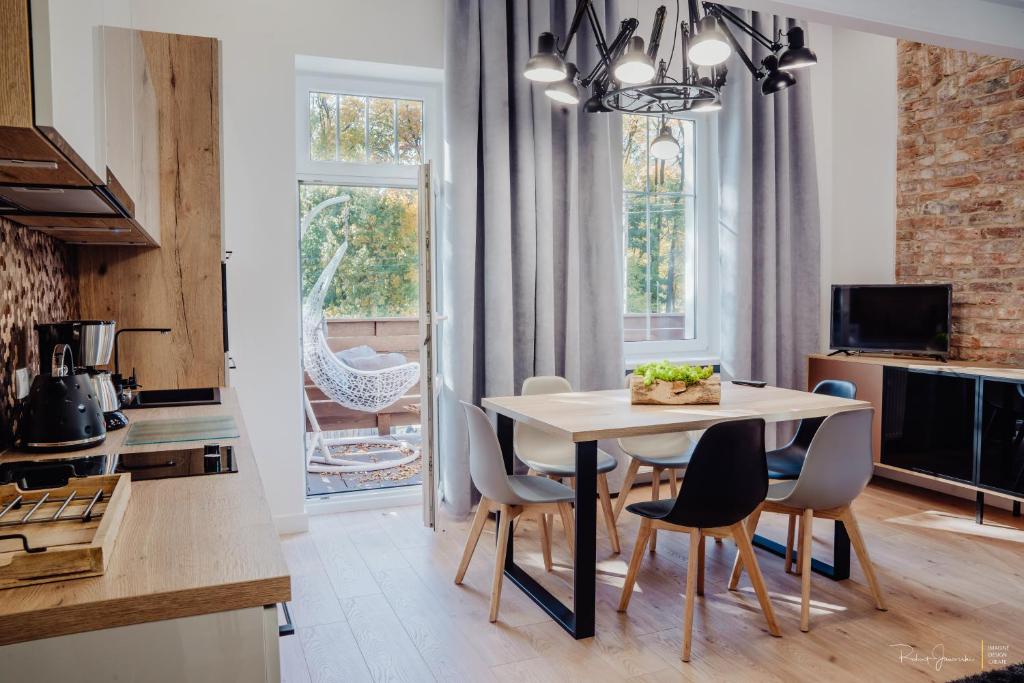 Televízia a/alebo spoločenská miestnosť v ubytovaní Apartament LUX Cieplice