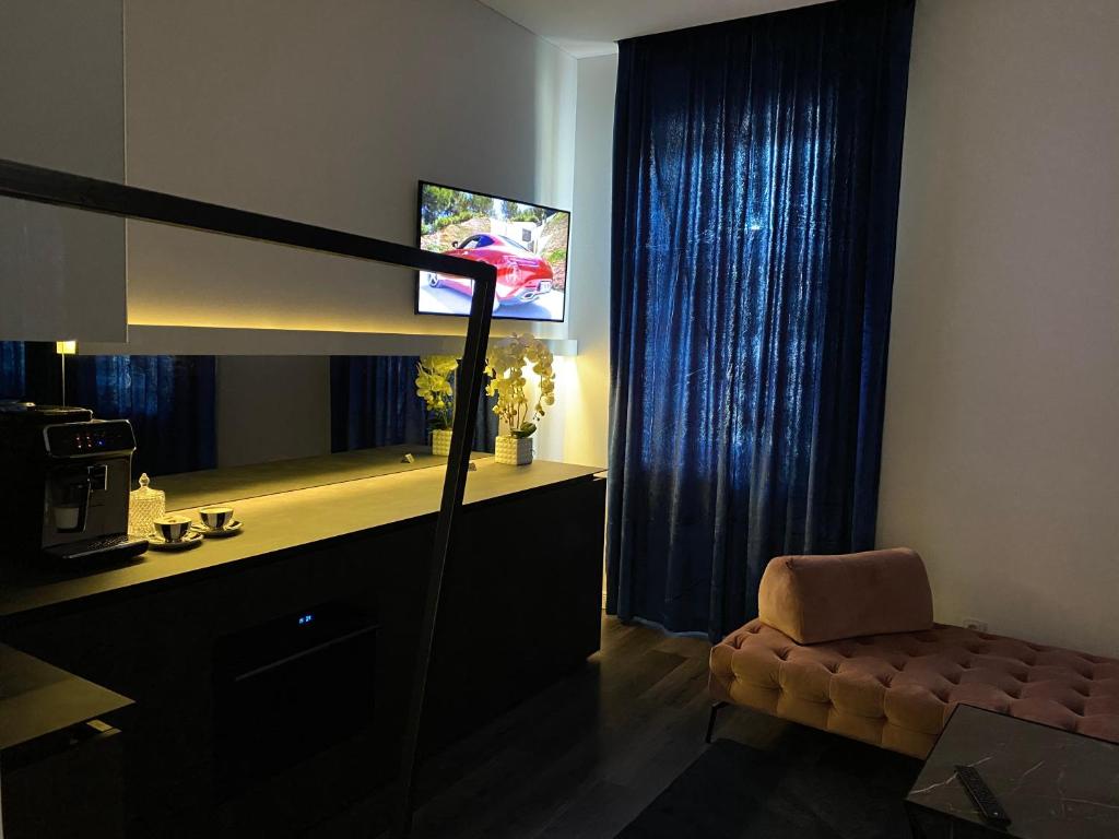 En tv och/eller ett underhållningssystem på Modern and Luxury Apartment in the Center of Kaunas
