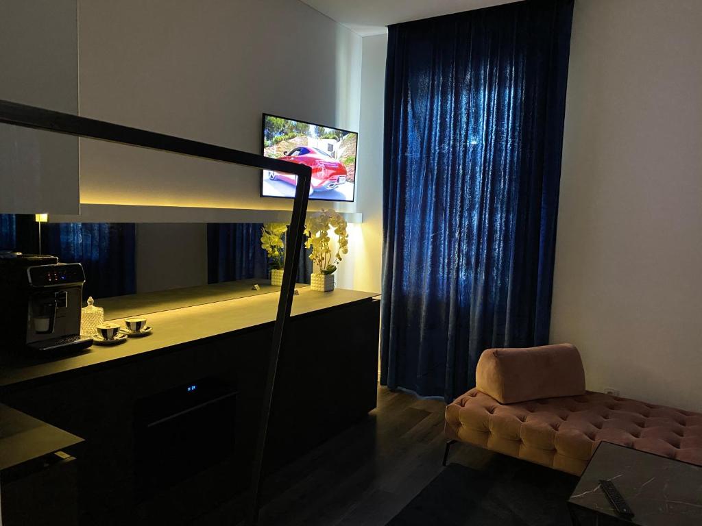 una habitación con un escritorio, una silla y un espejo en Modern and Luxury Apartment in the Center of Kaunas, en Kaunas
