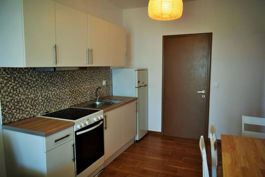 Кухня или мини-кухня в Meltemi Appartment
