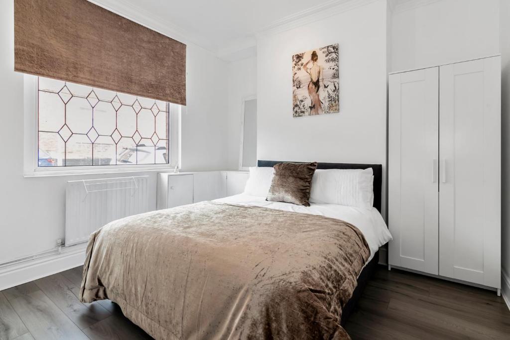 Staywhenever TS 4 Bedroom House, King Size Beds, Sleeps 9, Stoke on