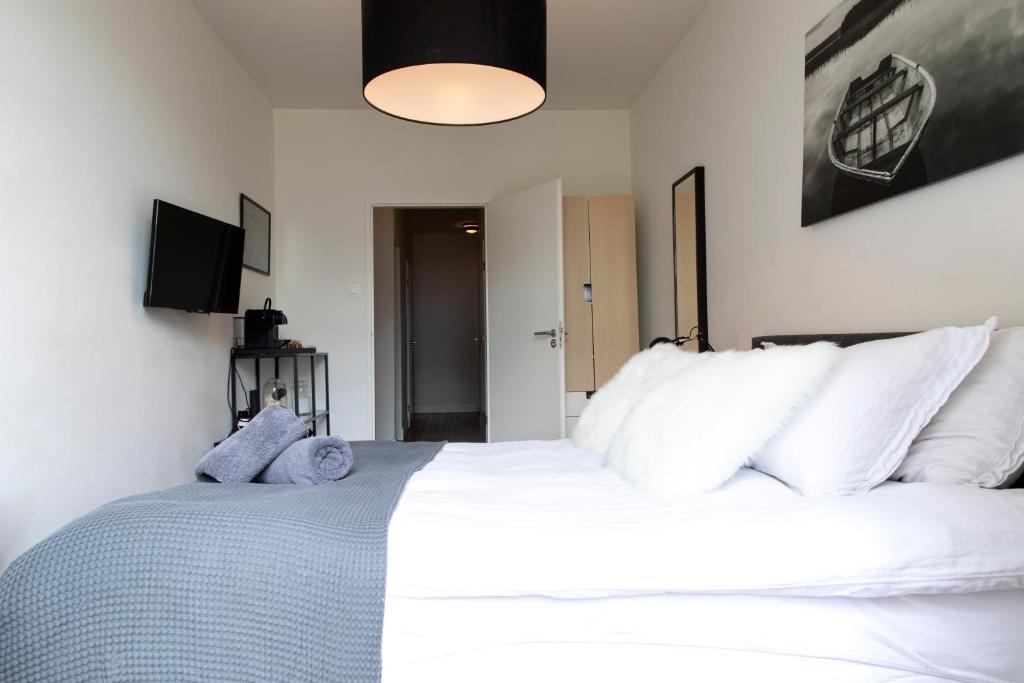 Modern Hideout Ace Location - Double Room With Balcony