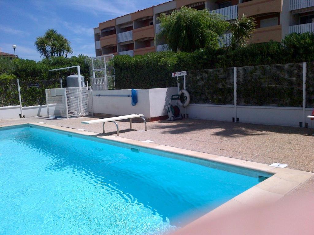 a large blue swimming pool next to a building at Appartement 4 personnes 5mn plage Piscine wifi parking in La Seyne-sur-Mer