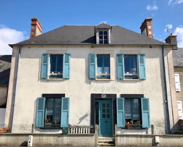 Maison blanche avec volets bleus dans l'établissement Gite The Roosevelt Meautis, à Méautis