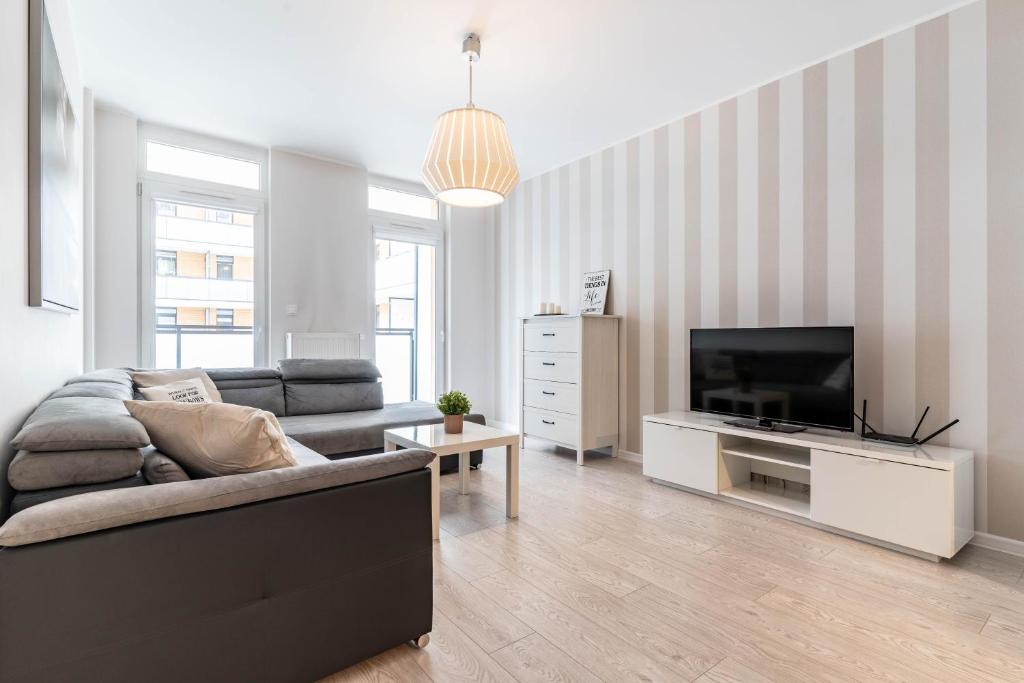 TV a/nebo společenská místnost v ubytování WrocApartments StarCenter - Parking Free