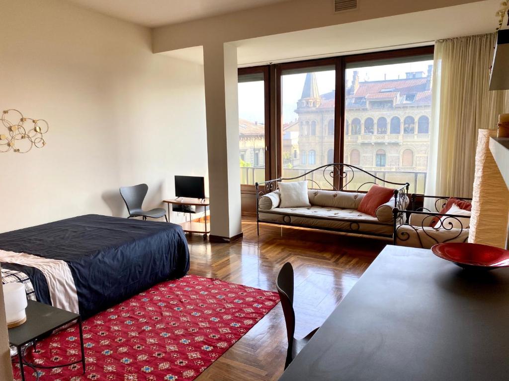 sala de estar con cama y sofá en COCO' HOUSE: PRESTIGIOSO APPARTAMENTO IN CENTRO en Turín