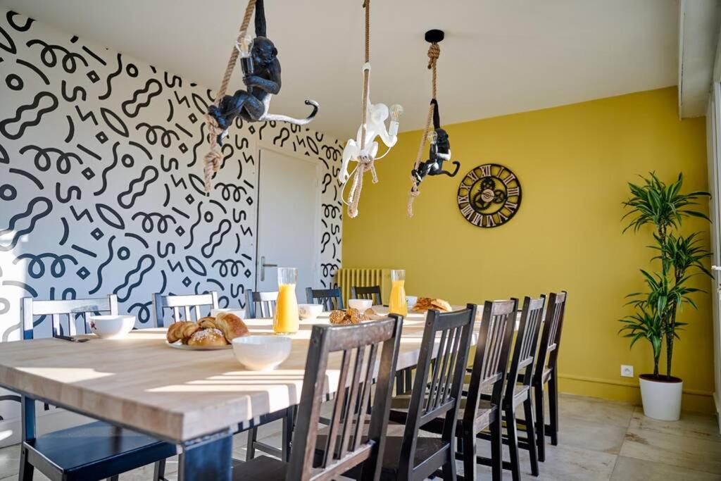une salle à manger avec une longue table et des chaises dans l'établissement Maison entière à Lorient près des plages et centre, à Lorient