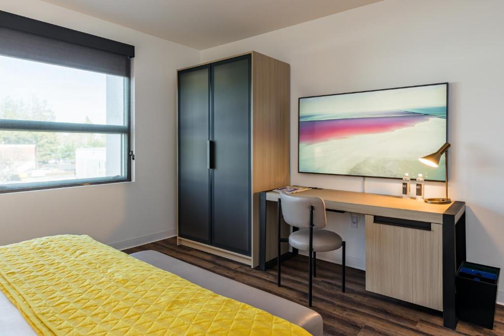 TV a/nebo společenská místnost v ubytování Shashi Hotel Mountain View Palo Alto