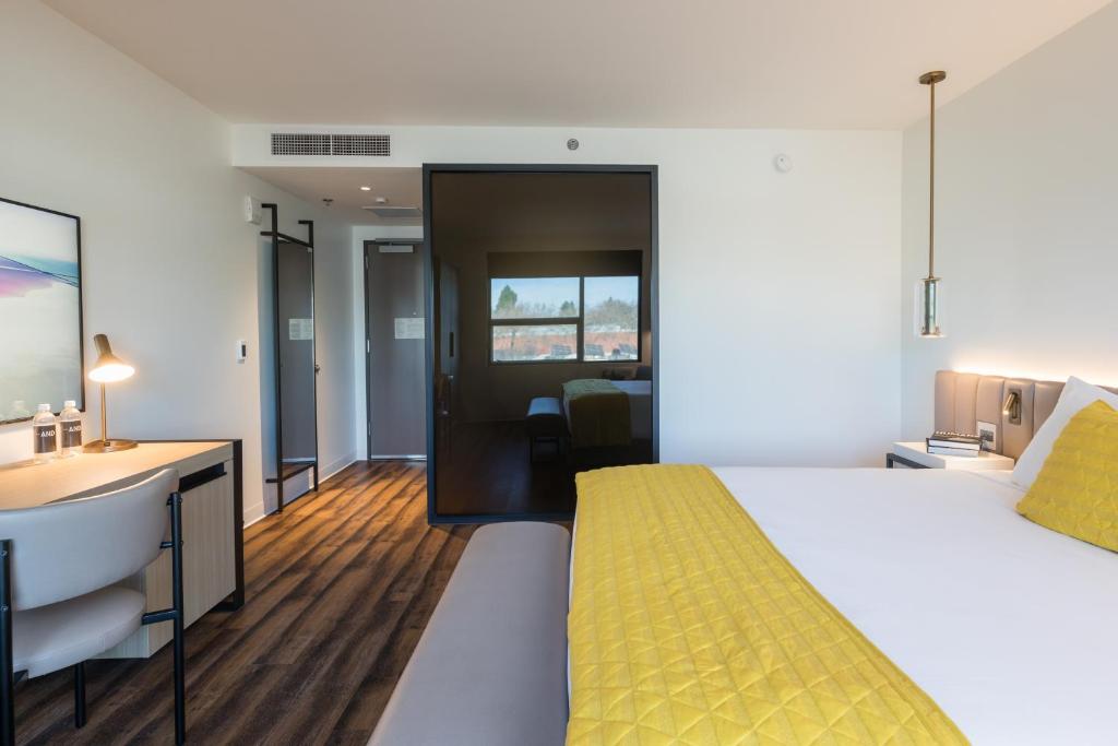 Postel nebo postele na pokoji v ubytování Shashi Hotel Mountain View Palo Alto