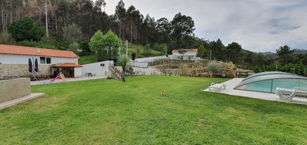 une image d'une cour avec une piscine dans l'établissement Quinta da Tormenta -14 pessoas- Cabeceiras de Basto 2 casas e piscina privada, à Cabeceiras de Basto