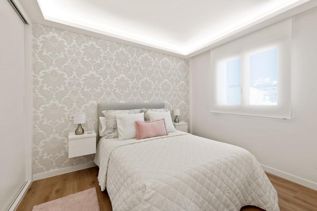 Una cama o camas en una habitación de Sunny modern Apartment Perfect located