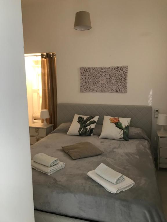 - une chambre avec un lit et 2 serviettes dans l'établissement GiorGiada Luxury, à Castelmola