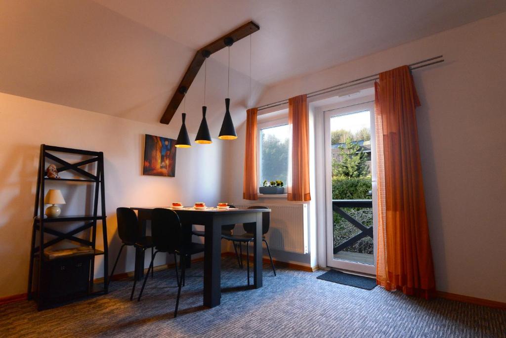 uma sala de jantar com uma mesa e uma janela em Apartment 5A em Kaunas