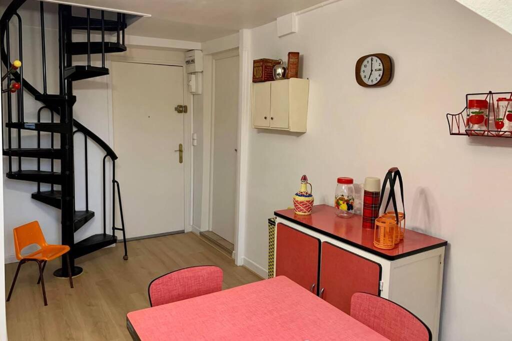 Kuchyň nebo kuchyňský kout v ubytování Appartement Vintage avec vue sur le château