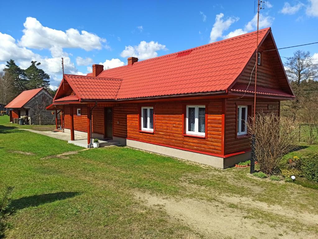 DobrowodyにあるAgroturystyka Leśny Zakątekの赤い屋根の小さな木造家屋