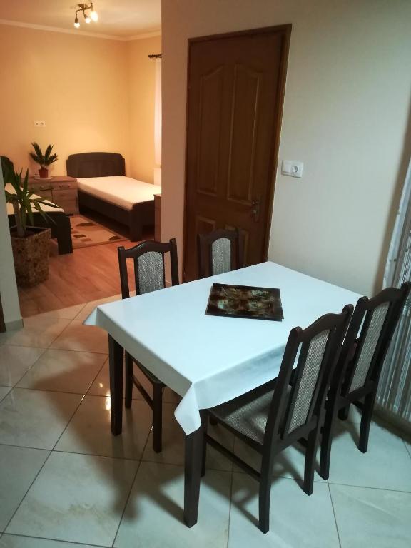 Posteľ alebo postele v izbe v ubytovaní Csaba apartman