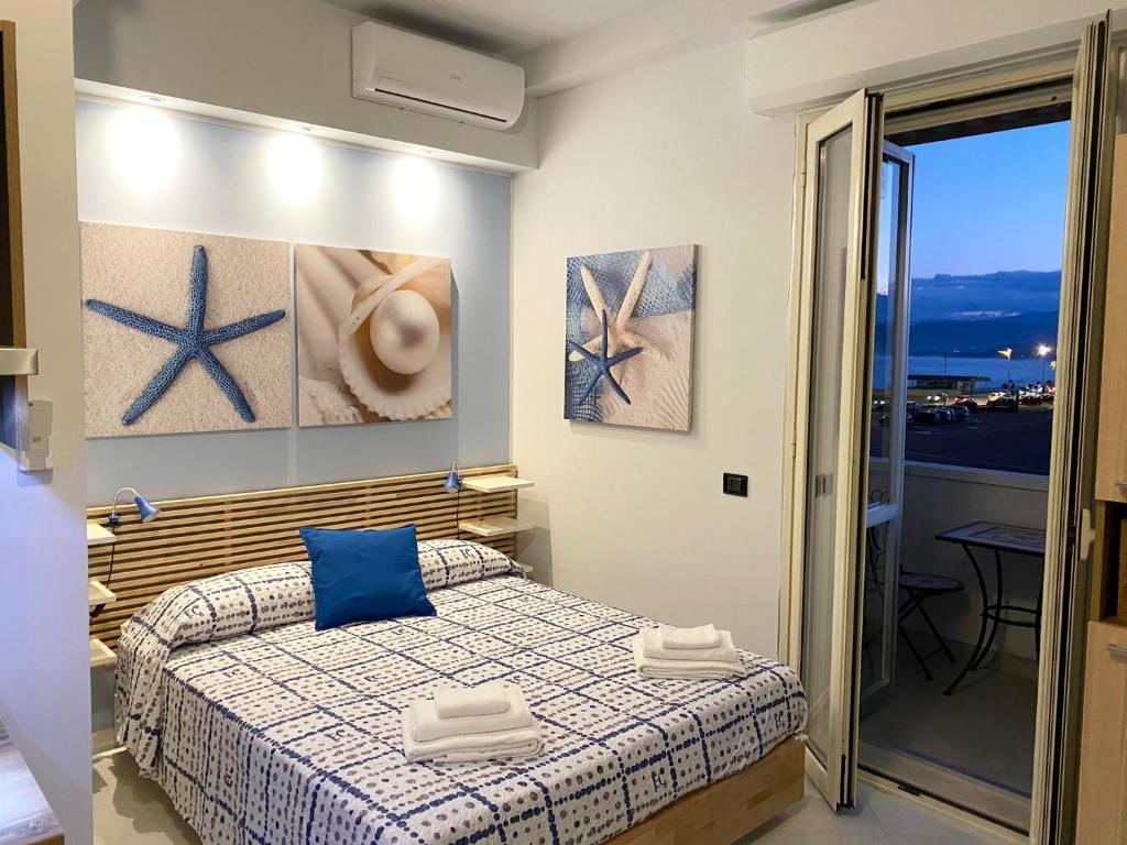 een slaapkamer met een bed met een blauw kussen bij B e B Le Terrazze sul mare in Catanzaro Lido
