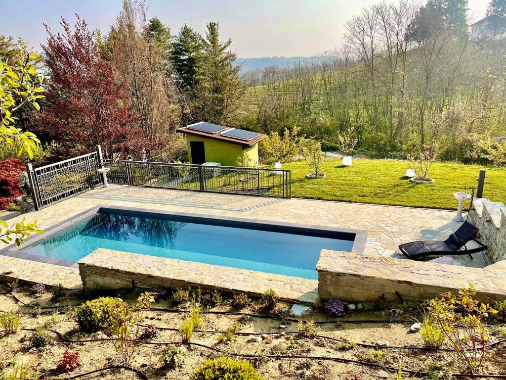 Ponti的住宿－Agriturismo Poderi Zunino，庭院内的游泳池,带长凳