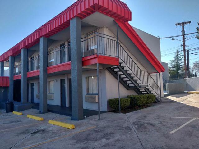 un edificio con una escalera en un aparcamiento en Time Motel, en Nogales