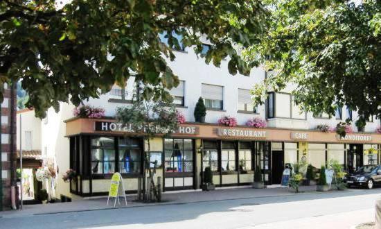 ein Geschäft an der Seite einer Straße in der Unterkunft Hotel Pfälzer Hof, Zum Schokoladengießer in Rodalben