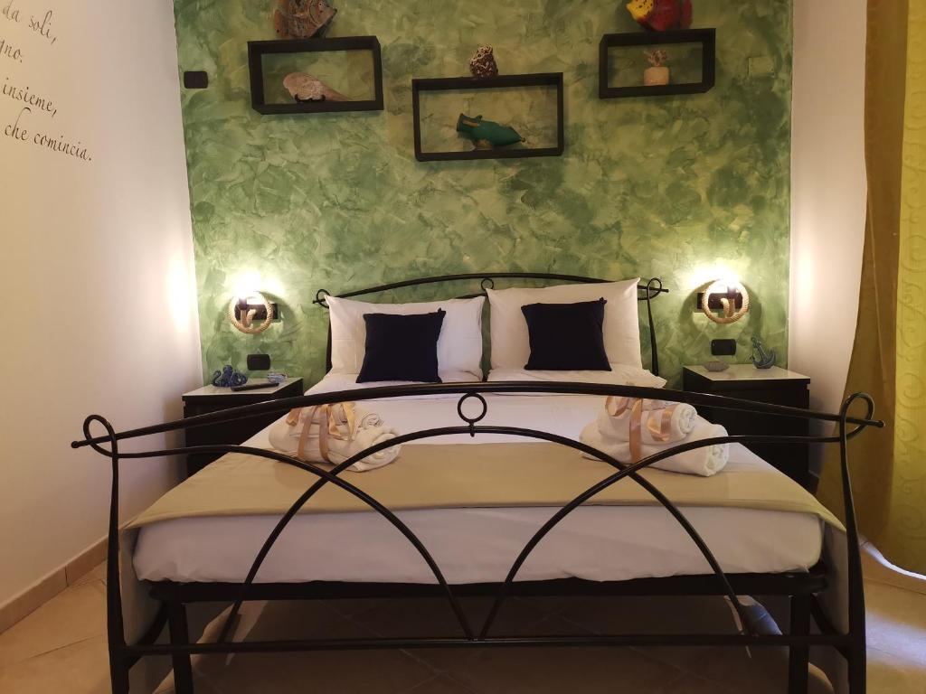 sypialnia z łóżkiem i zieloną ścianą w obiekcie B&B Medusa House Gallipoli w mieście Gallipoli