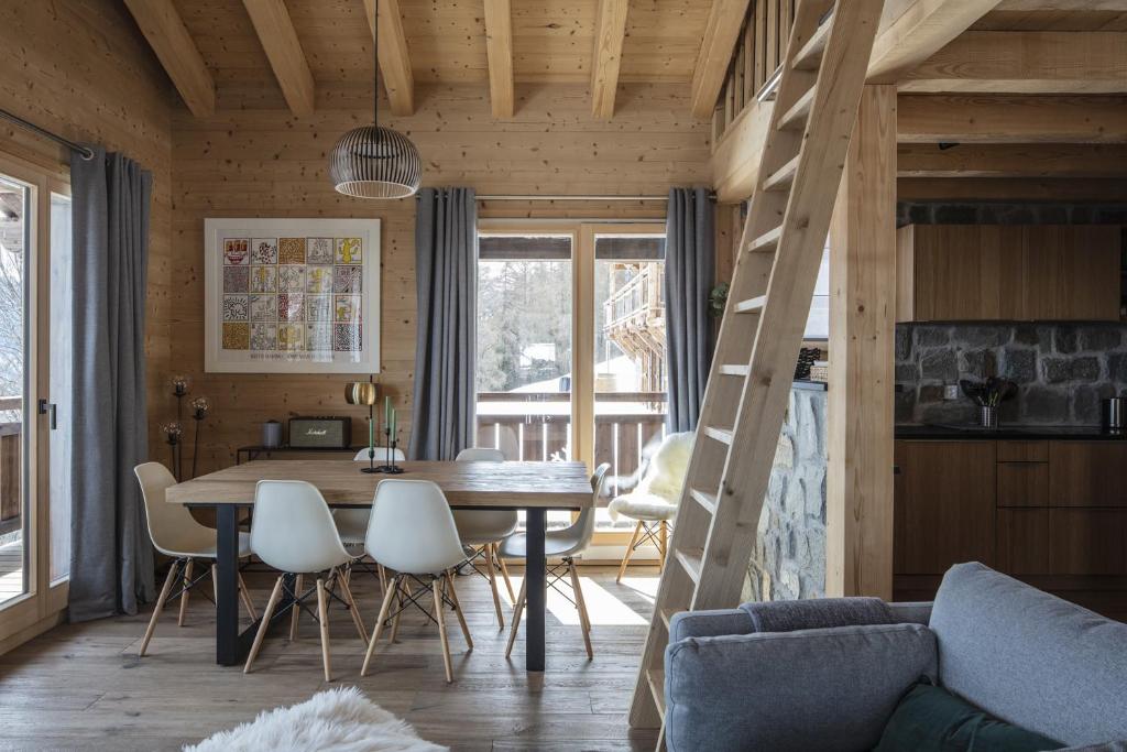 a kitchen and dining room with a table and chairs at Bishorn COSY chalet 4 personnes in Les Collons