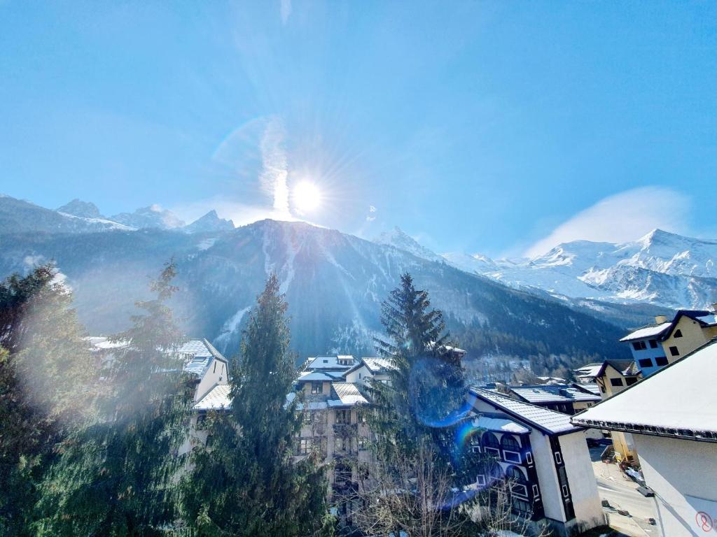 Une montagne avec le soleil au-dessus dans l'établissement La Riviere Vue Mont Blanc, à Chamonix-Mont-Blanc