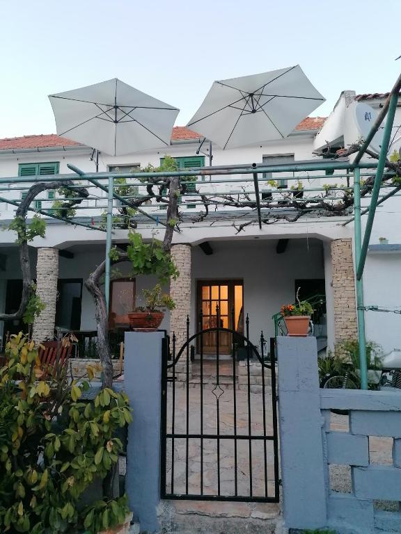 Budova, kde se vila nachází