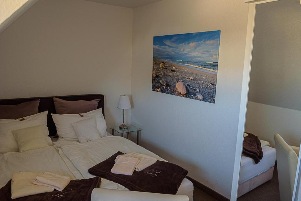 Postel nebo postele na pokoji v ubytování Pension Luuward 3 Sterne superior Hotel