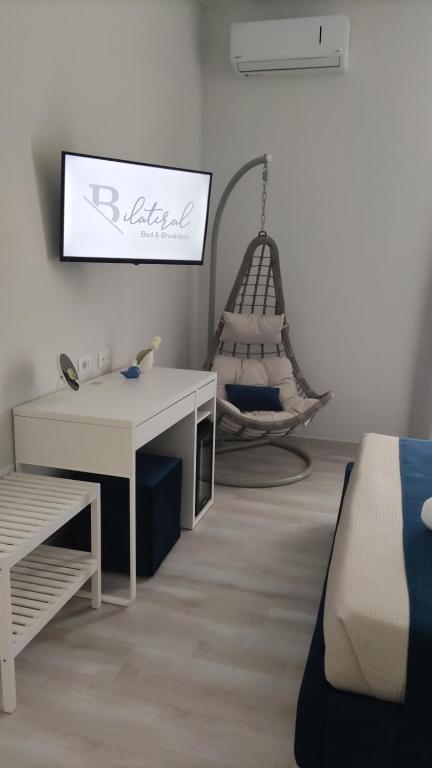 TV a/nebo společenská místnost v ubytování Bilateral B&B