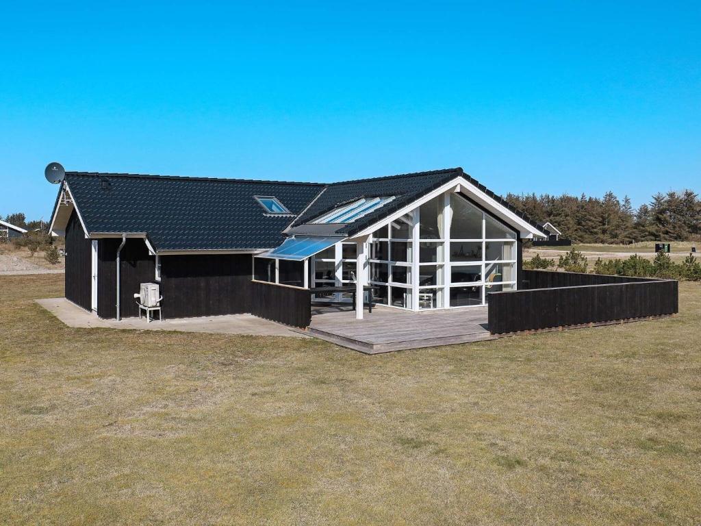 Casa negra grande con porche y terraza en 10 person holiday home in L kken, en Løkken