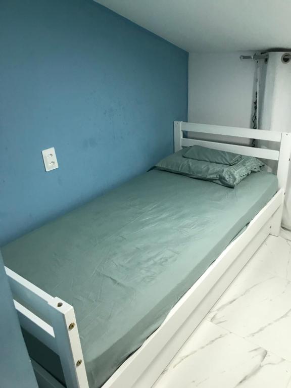 Un pat sau paturi într-o cameră la MAUÍ BEACH RESIDENCE - Beira-mar Tamandaré- Próximo a Igreja de São Pedro- PE