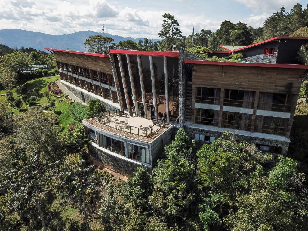 una vista aérea de un edificio en los árboles en Hotel Piedras Blancas - Comfenalco Antioquia, en Guarne