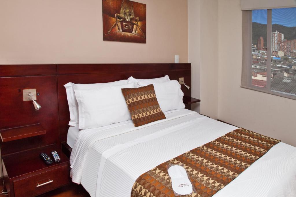 Een bed of bedden in een kamer bij Aparta-Suites Mirador del Recuerdo