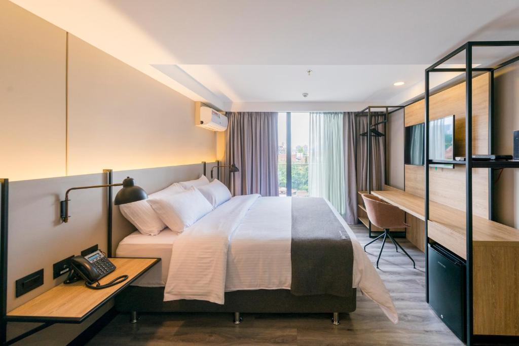 Postel nebo postele na pokoji v ubytování Lettera Hotel